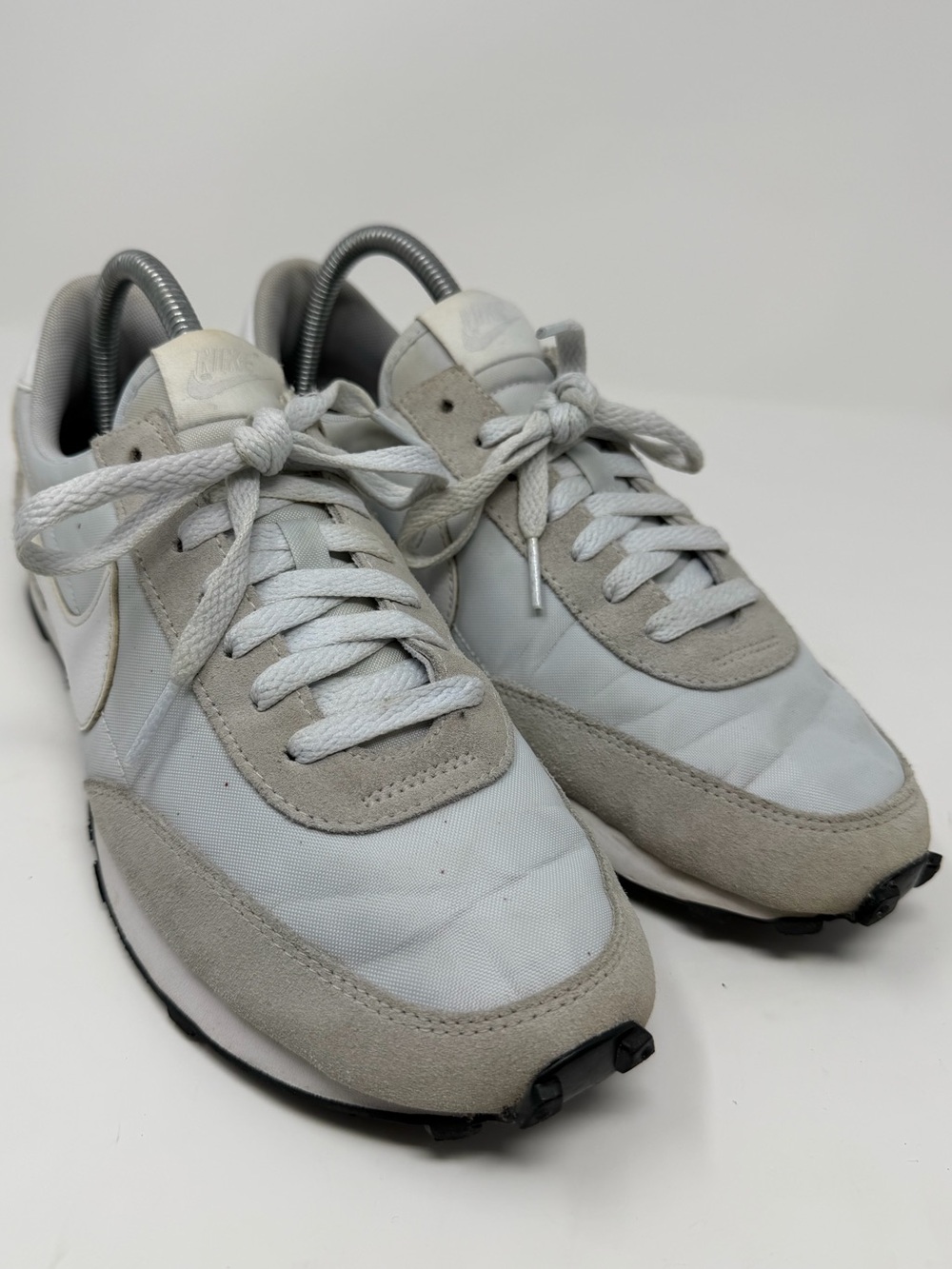 Women’s Nike Casual Lightweight Sneakers in Light Gray Sz.9.5